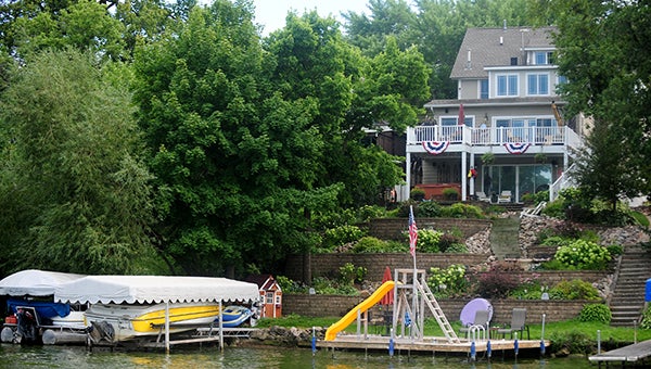 712 E. Park Avenue This was another lakefront property the judges thought would be a fun place to hang out at. The home is owned by Steve and Diane Munson. The judges liked how the steep yard was turned into small gardens and sitting areas to make it a useable space, and they appreciated the flags hanging from the deck and also on the flag pole. The judges also liked the fact there were two docks — one for the big kid toys and one for the actual kids.