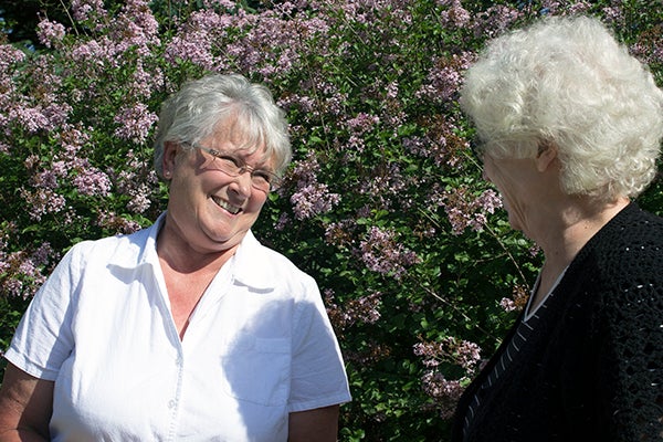 Art & Garden Tour participant Diane Westland, left, laughs with organizer Donna Widenhoefer. – Hannah Dillon/Albert Lea Tribune