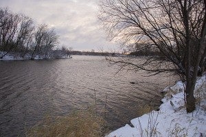 The banks of Albert Lea Lake in Frank Hall Park are covered in a dusting of snow Tuesday morning after Albert Lea got about two inches of snow overnight. – Colleen Harrison/Albert Lea Tribune