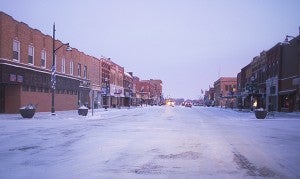 Cars move slowly on Broadway this morning after Albert Lea received 2 1/2 inches of snow overnight. – Colleen Harrison/Albert Lea Tribune